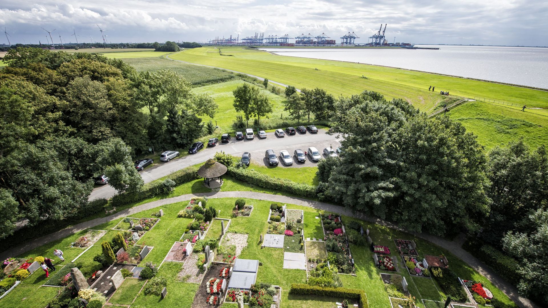 Aussicht vom Ochsenturm über den Friedhof auf das Watt