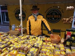 Wochenmarktstand mit Gewürzen