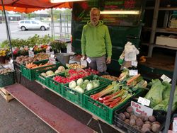 Wochenmarktstand mit Gemüse