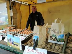 Wochenmarktstand mit Kartoffeln