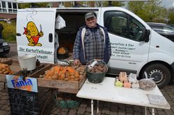 Wochenmarktstand mit Kartoffeln