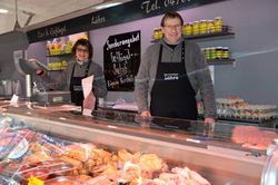 Wochenmarktstand mit Fleisch- und Wurstwaren