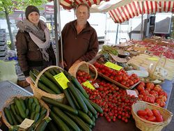 Wochenmarktstand mit Gemüse
