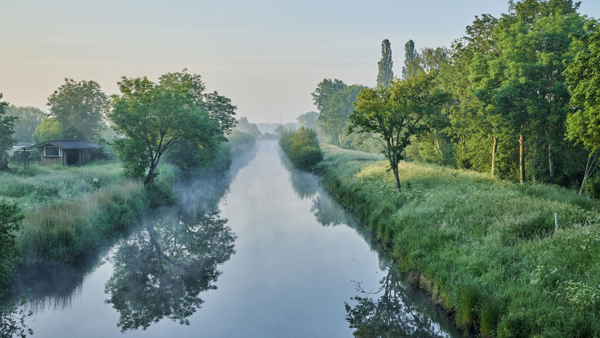 Kanal mit Nebelschwaden