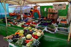 Wochenmarktstand mit Gemüse