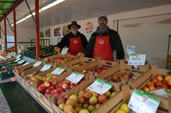 Wochenmarktstand mit Äpfeln