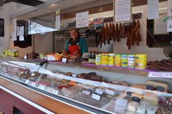 Wochenmarktstand mit Wurstwaren