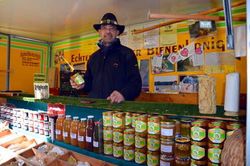 Wochenmarktstand mit Imkerei Produkten