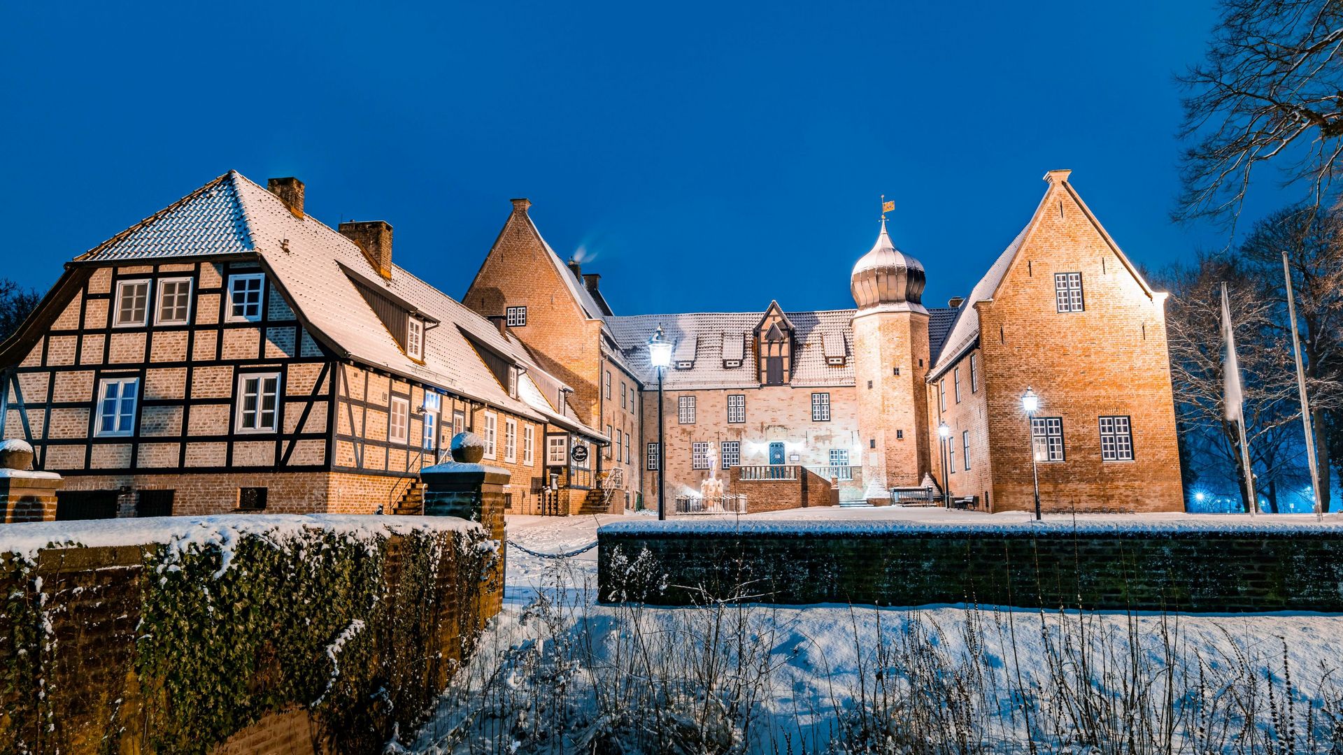 Die Burg im Winter mit Schnee